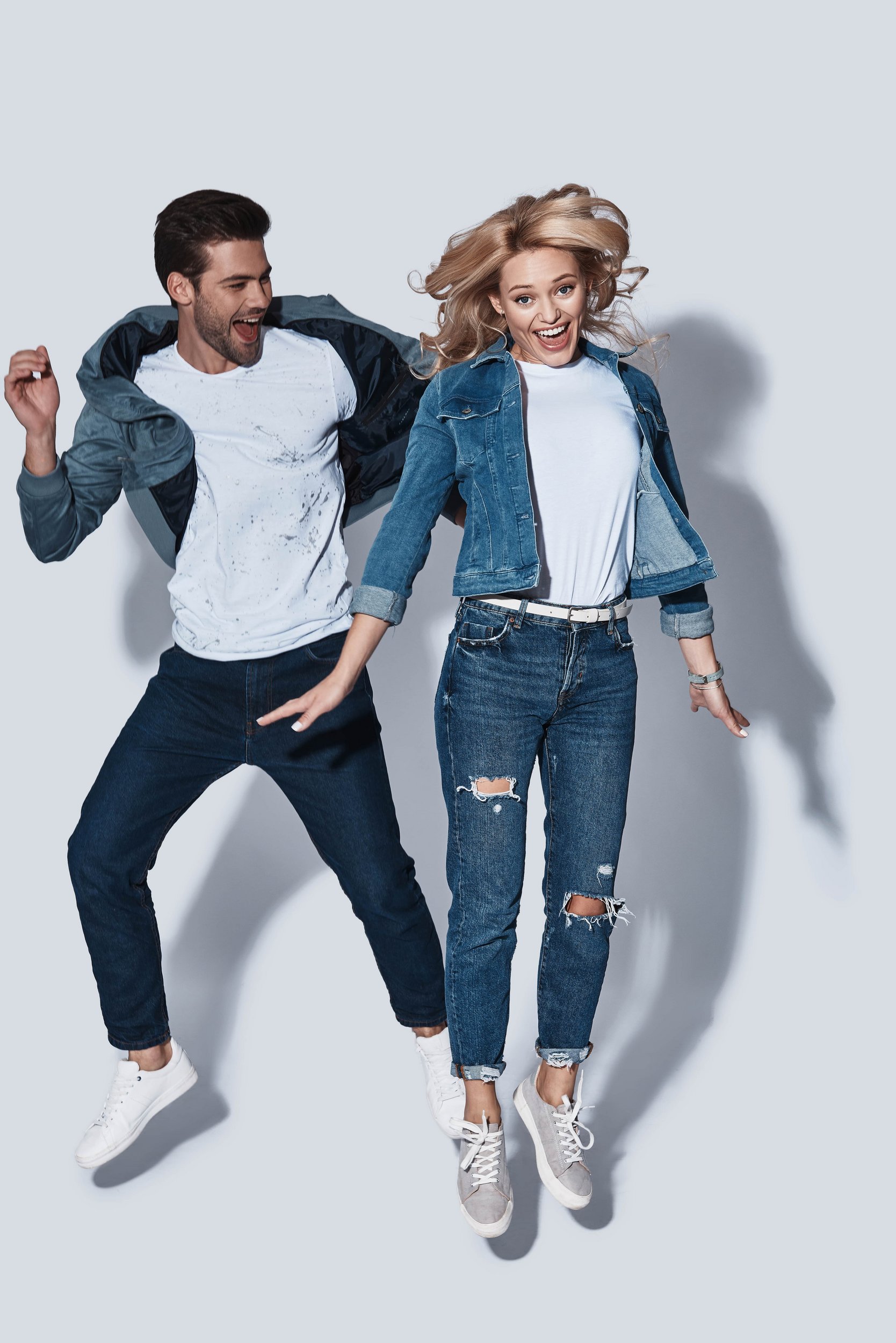 Jeans kombinacije trgovina centra Supernova Zadar Jumping couple wearing jeans an t-shirts