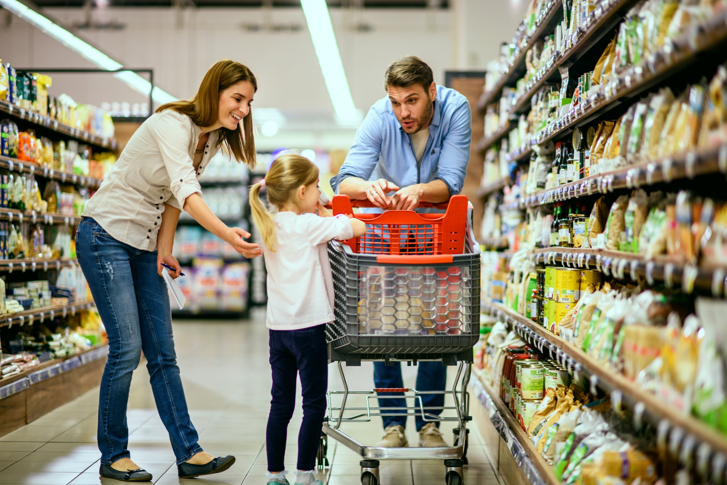 Hrana i kućne potrepštine Family shopping in grocery store